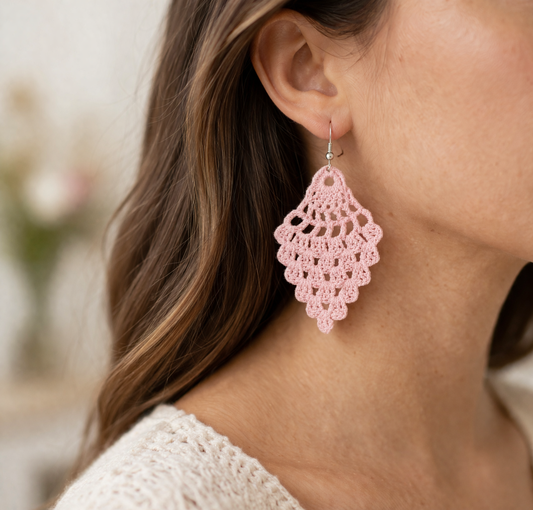 Boucles d'oreilles grappe, création artisanale au crochet. Origine Champagne.