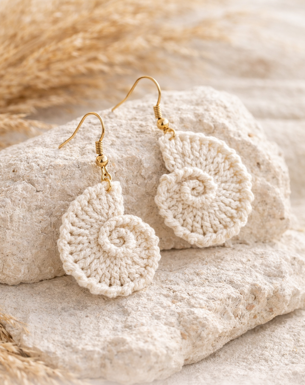 Boucles d'oreilles ammonite, création artisanale au crochet. Origine Champagne.