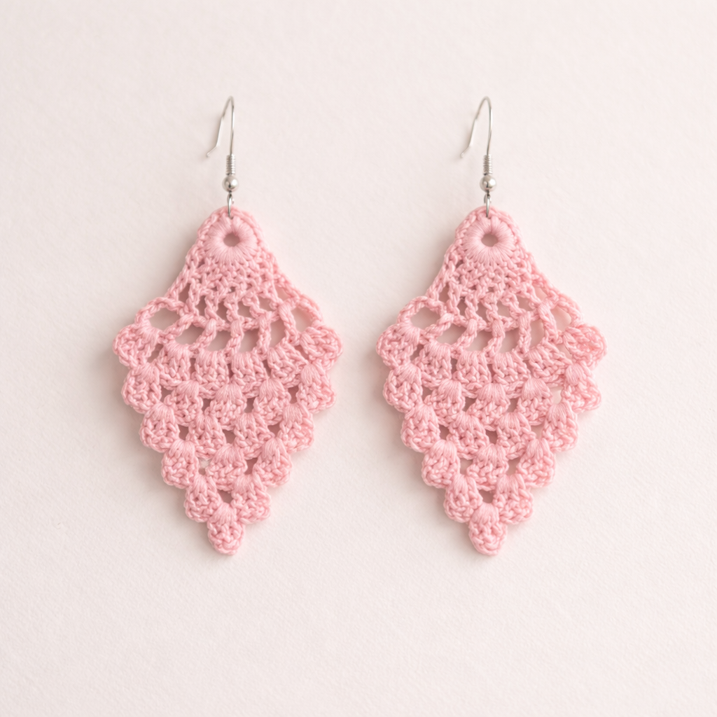 Boucles d'oreilles grappe, création artisanale au crochet. Origine Champagne.