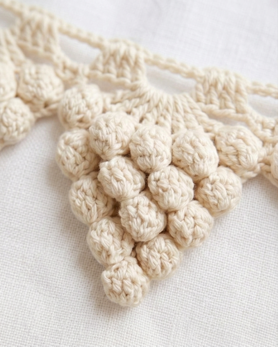 Embrasse de rideau, création artisanale au crochet. Origine Champagne.