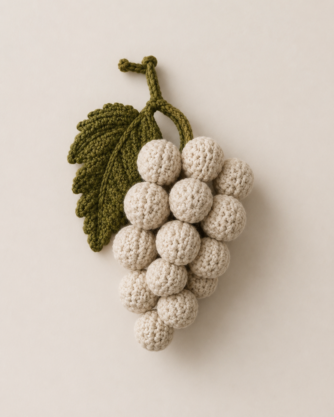 Grappe de raisin décorative, création artisanale au crochet. Origine Champagne.