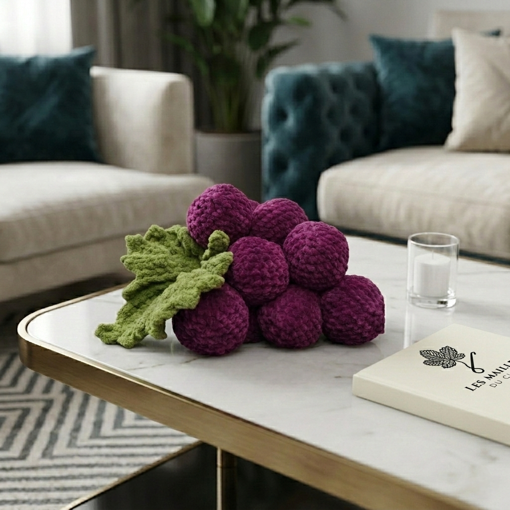 Grappe de raisin, création artisanale au crochet. Origine Champagne.